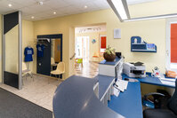 Empfang mit Blick zum Warteraum